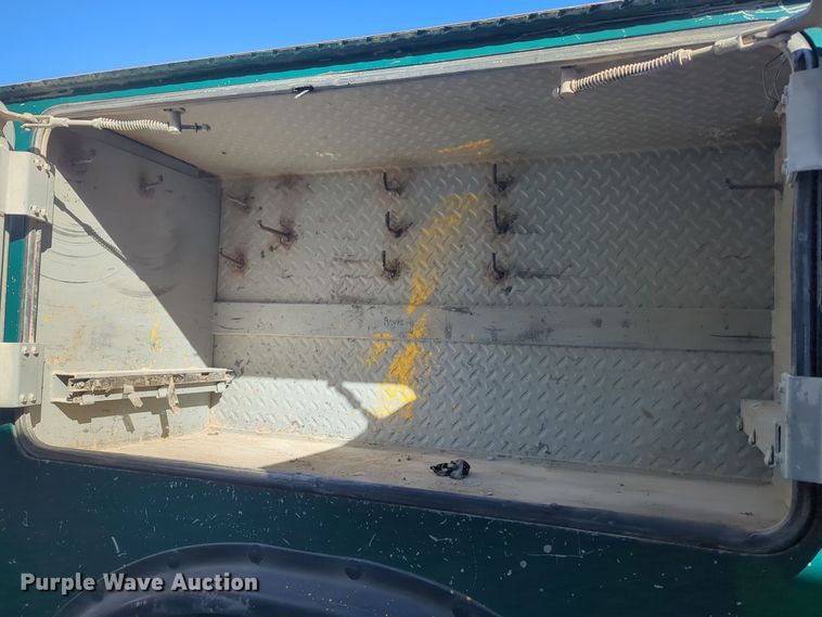 image for item ER4586 2002 Ford F650 utility / service truck