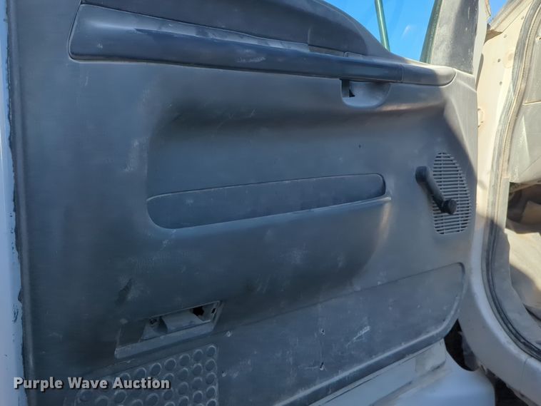 image for item ER4586 2002 Ford F650 utility / service truck