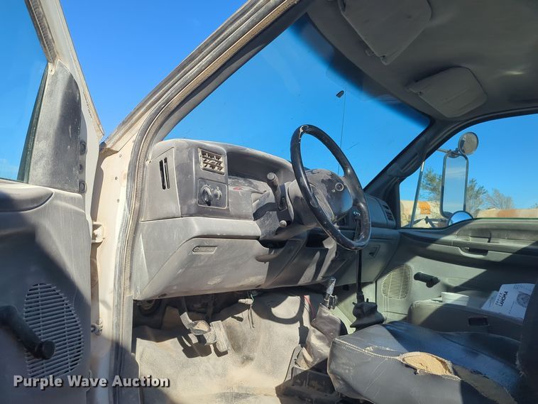 image for item ER4586 2002 Ford F650 utility / service truck