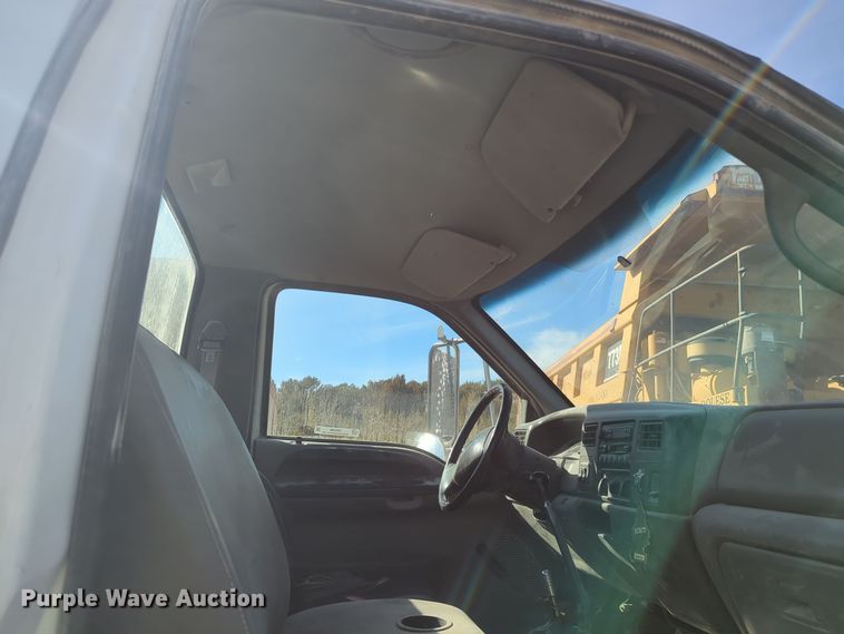 image for item ER4586 2002 Ford F650 utility / service truck