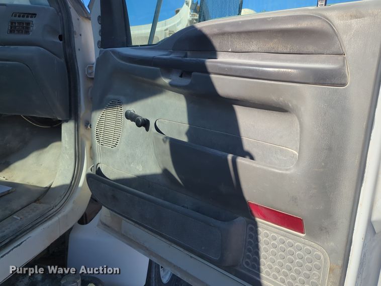 image for item ER4586 2002 Ford F650 utility / service truck