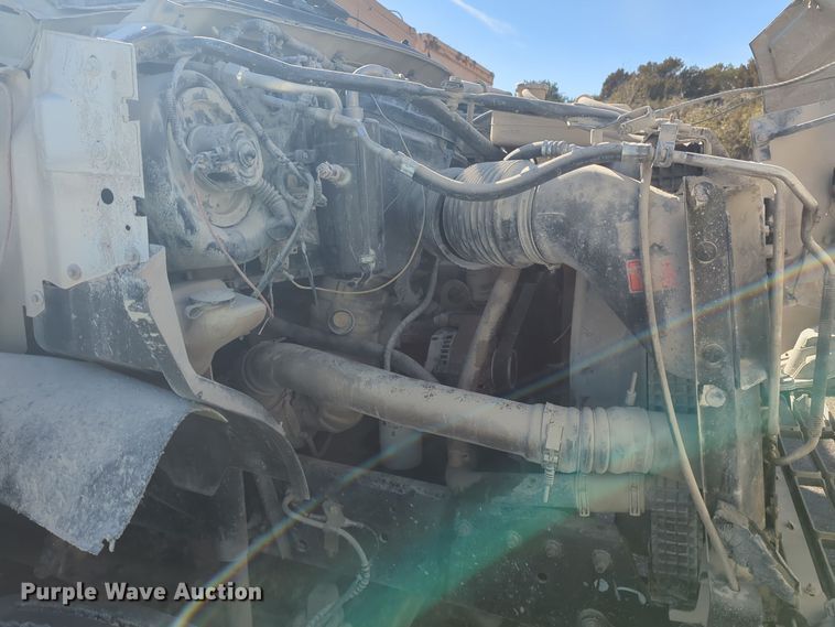 image for item ER4586 2002 Ford F650 utility / service truck