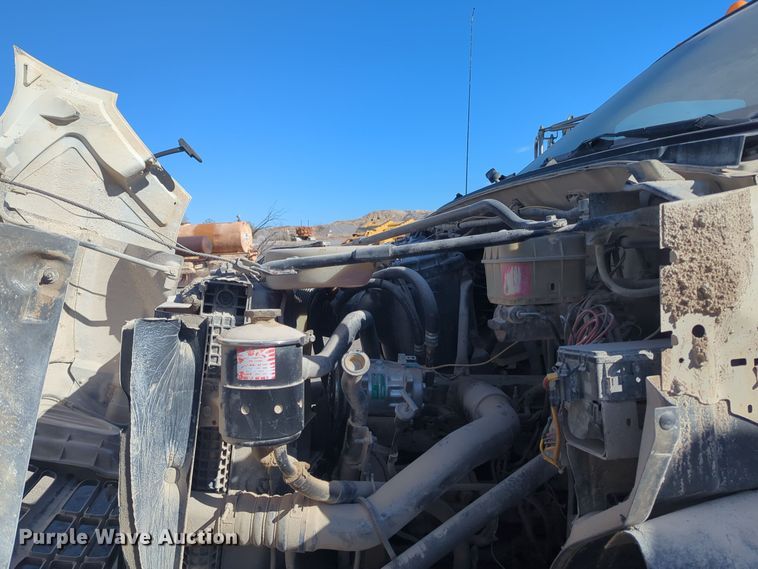 image for item ER4586 2002 Ford F650 utility / service truck