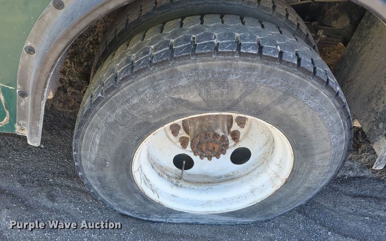 image for item ER4586 2002 Ford F650 utility / service truck