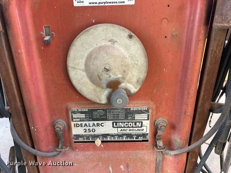 image for item ER8945 Lincoln Idealarc 250 welder