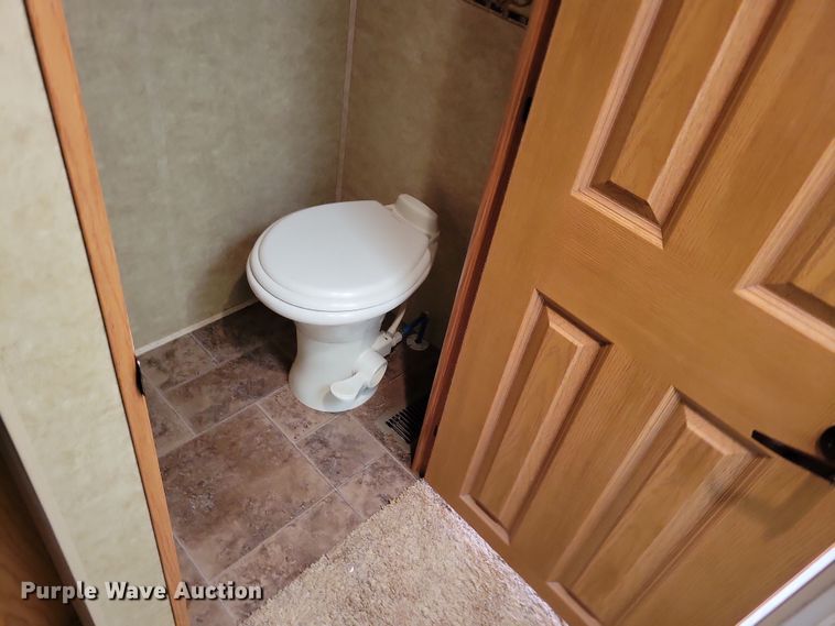 image for item NB9843 2011 Heartland Big Horn camper