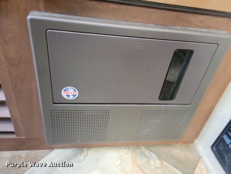 image for item NB9881 2014 CrossRoads Zinger camper