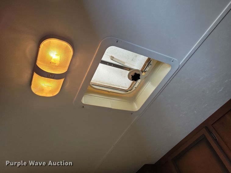 image for item NB9881 2014 CrossRoads Zinger camper