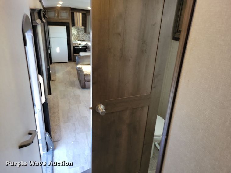 image for item NB9887 2018 Keystone Montana camper