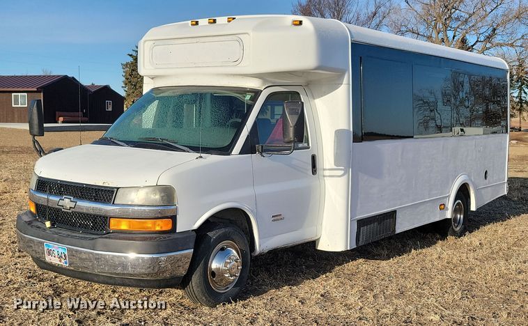 image for item NB9980 2009 Chevrolet Express 4500 shuttle bus