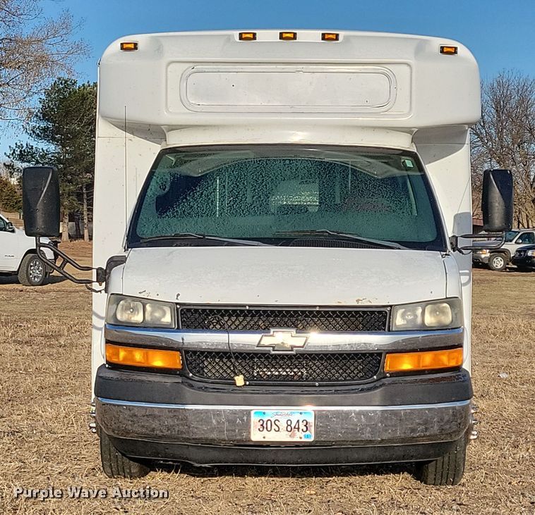 image for item NB9980 2009 Chevrolet Express 4500 shuttle bus