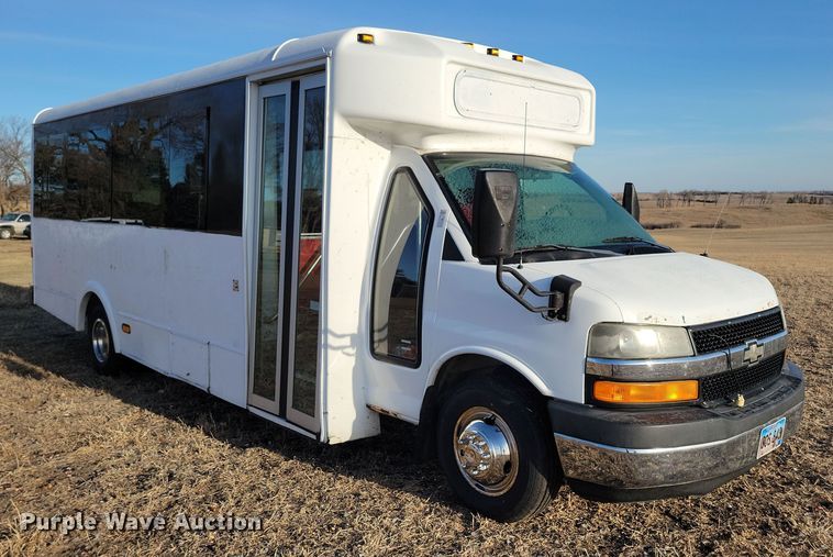 image for item NB9980 2009 Chevrolet Express 4500 shuttle bus
