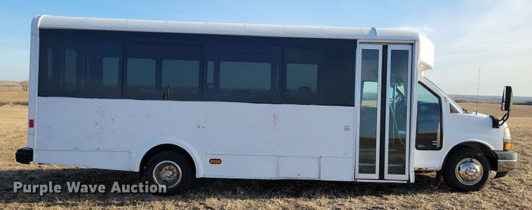 image for item NB9980 2009 Chevrolet Express 4500 shuttle bus