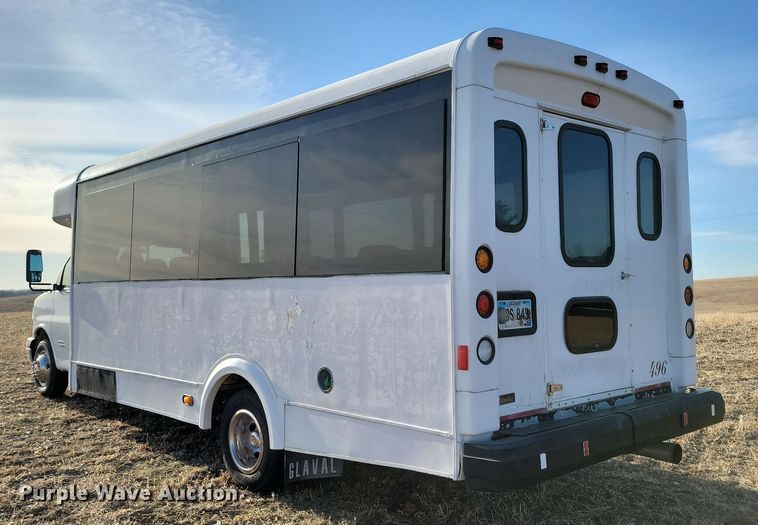 image for item NB9980 2009 Chevrolet Express 4500 shuttle bus