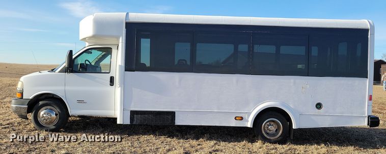 image for item NB9980 2009 Chevrolet Express 4500 shuttle bus