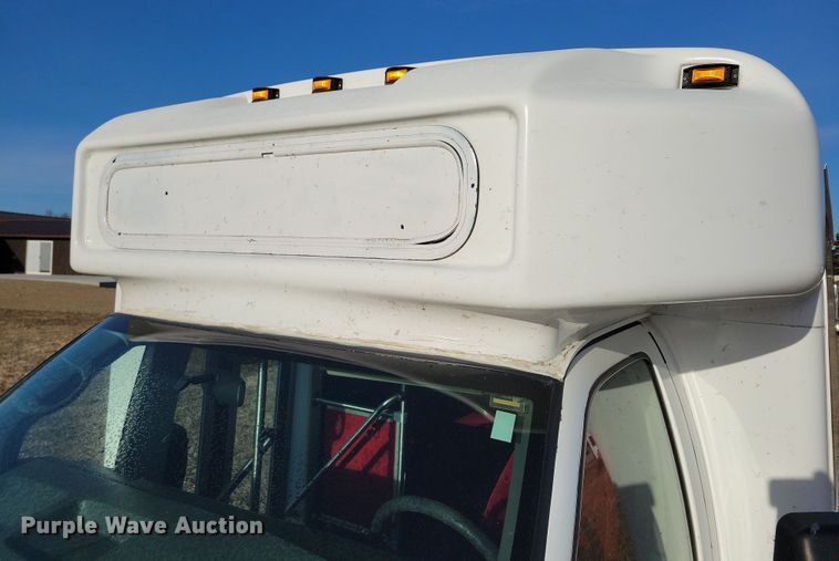 image for item NB9980 2009 Chevrolet Express 4500 shuttle bus