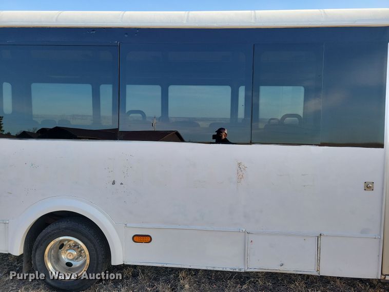 image for item NB9980 2009 Chevrolet Express 4500 shuttle bus