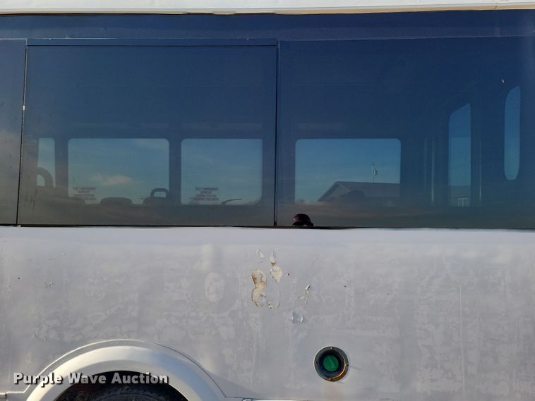 image for item NB9980 2009 Chevrolet Express 4500 shuttle bus