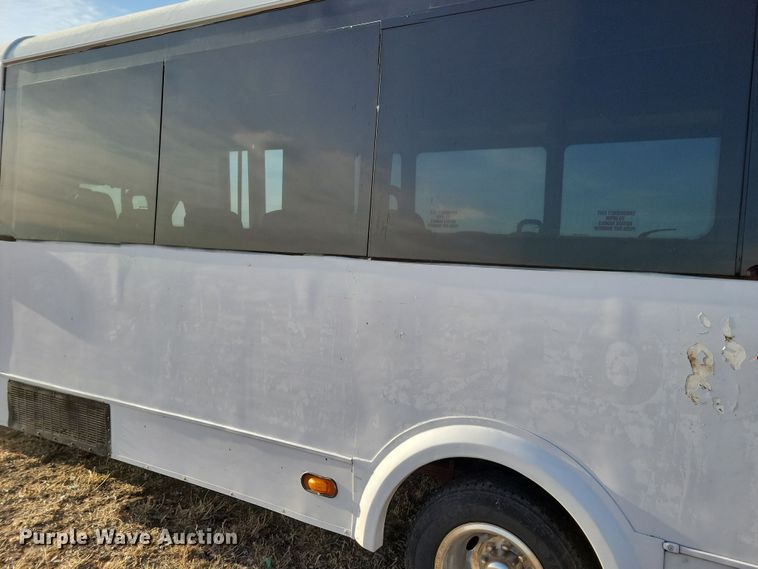 image for item NB9980 2009 Chevrolet Express 4500 shuttle bus