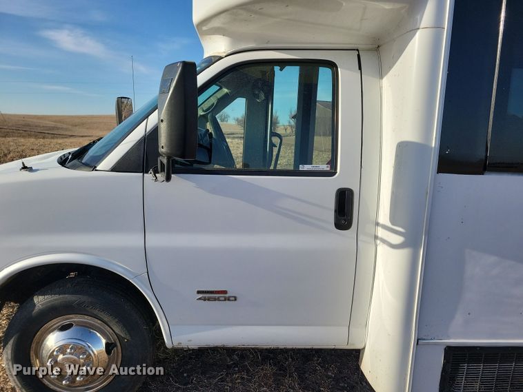 image for item NB9980 2009 Chevrolet Express 4500 shuttle bus
