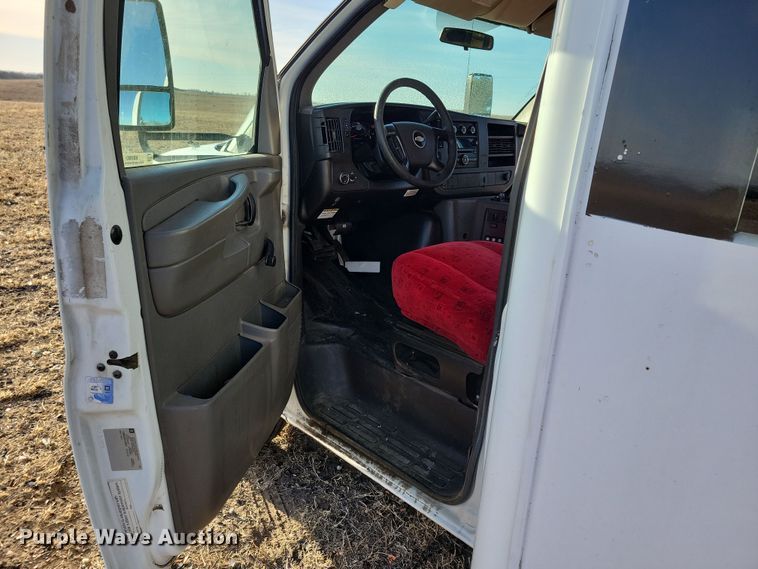 image for item NB9980 2009 Chevrolet Express 4500 shuttle bus