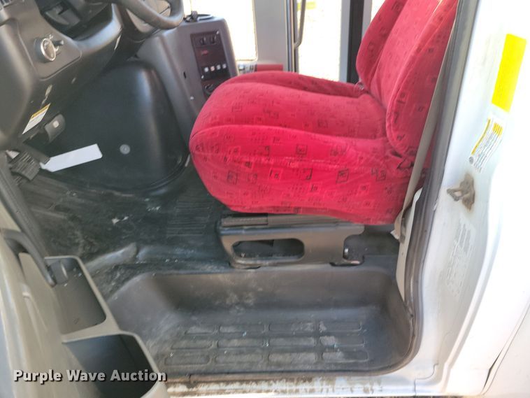 image for item NB9980 2009 Chevrolet Express 4500 shuttle bus