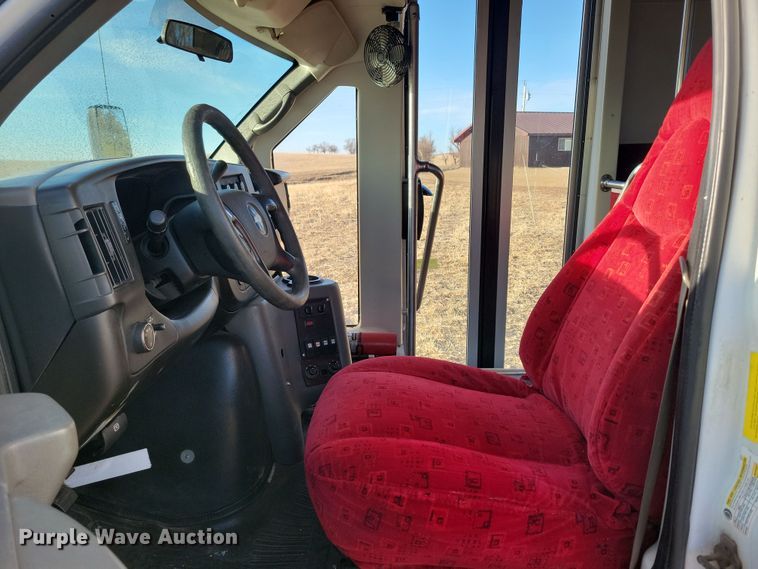 image for item NB9980 2009 Chevrolet Express 4500 shuttle bus