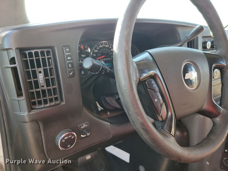 image for item NB9980 2009 Chevrolet Express 4500 shuttle bus