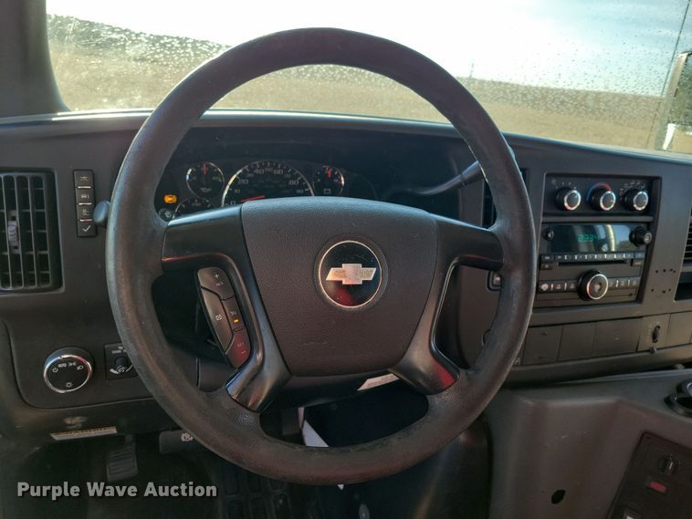 image for item NB9980 2009 Chevrolet Express 4500 shuttle bus