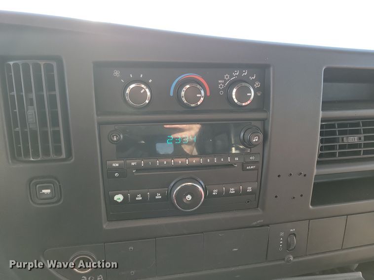 image for item NB9980 2009 Chevrolet Express 4500 shuttle bus