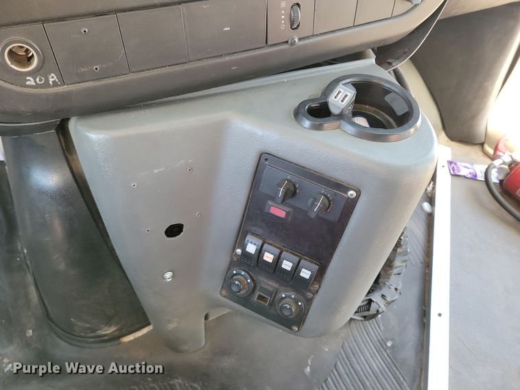 image for item NB9980 2009 Chevrolet Express 4500 shuttle bus