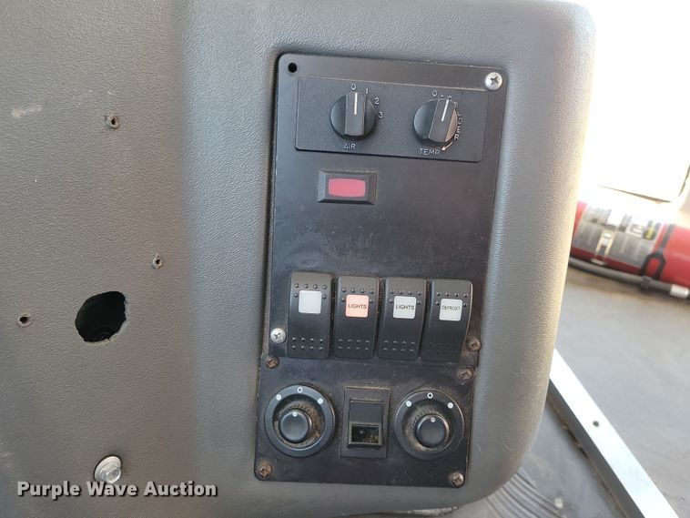 image for item NB9980 2009 Chevrolet Express 4500 shuttle bus