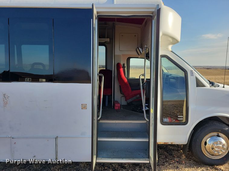 image for item NB9980 2009 Chevrolet Express 4500 shuttle bus
