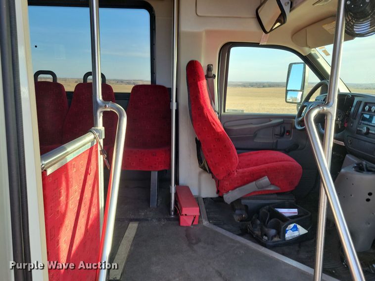 image for item NB9980 2009 Chevrolet Express 4500 shuttle bus
