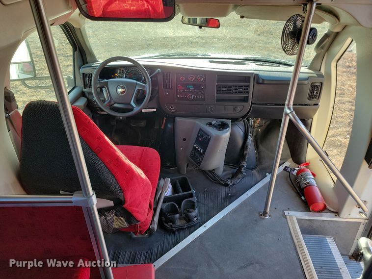 image for item NB9980 2009 Chevrolet Express 4500 shuttle bus