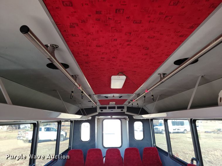 image for item NB9980 2009 Chevrolet Express 4500 shuttle bus