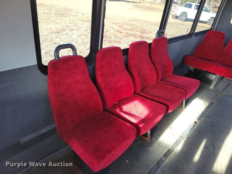 image for item NB9980 2009 Chevrolet Express 4500 shuttle bus