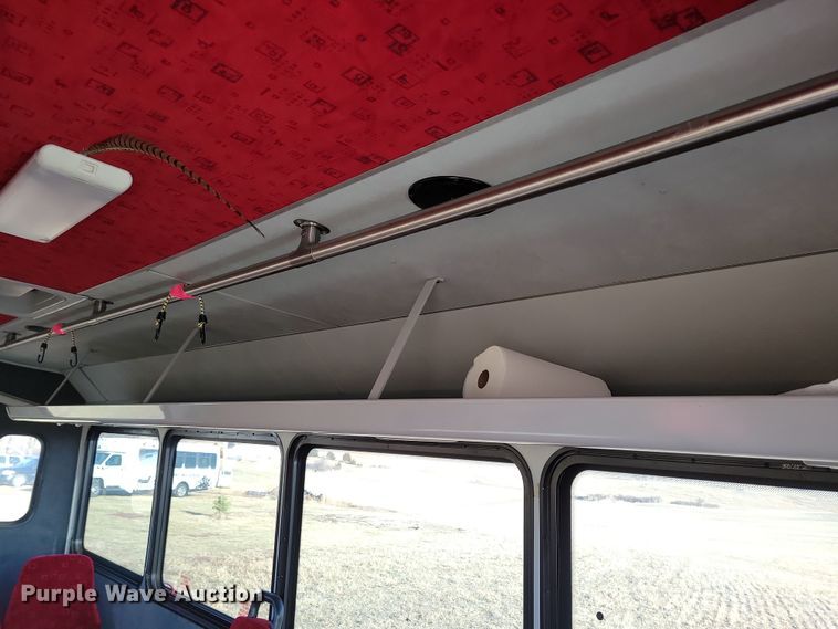 image for item NB9980 2009 Chevrolet Express 4500 shuttle bus