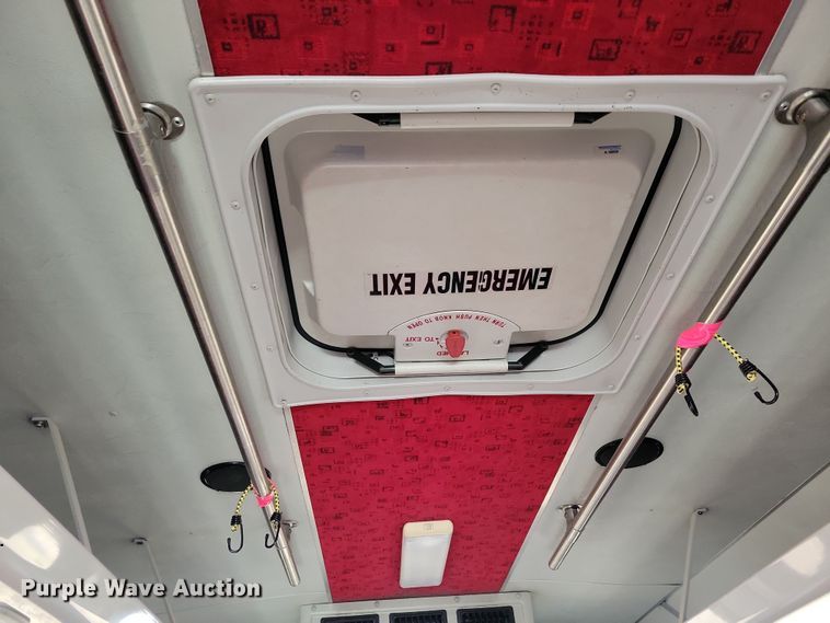 image for item NB9980 2009 Chevrolet Express 4500 shuttle bus