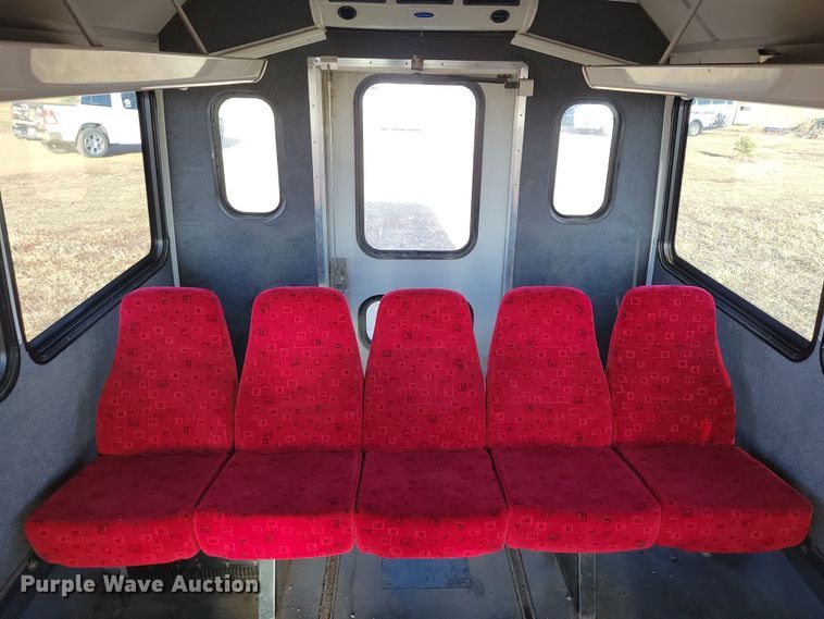 image for item NB9980 2009 Chevrolet Express 4500 shuttle bus