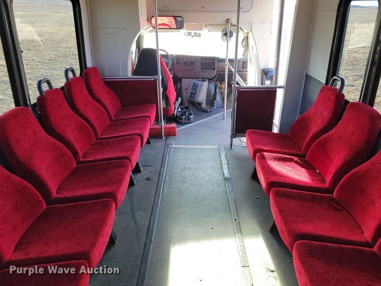 image for item NB9980 2009 Chevrolet Express 4500 shuttle bus