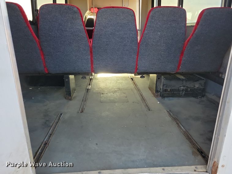 image for item NB9980 2009 Chevrolet Express 4500 shuttle bus