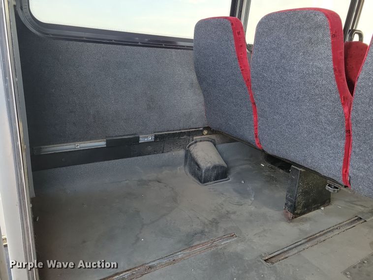 image for item NB9980 2009 Chevrolet Express 4500 shuttle bus