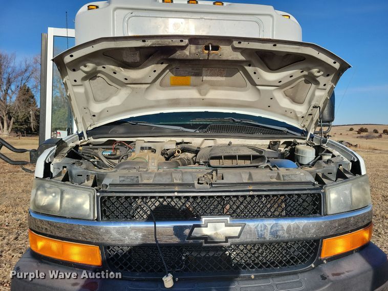 image for item NB9980 2009 Chevrolet Express 4500 shuttle bus