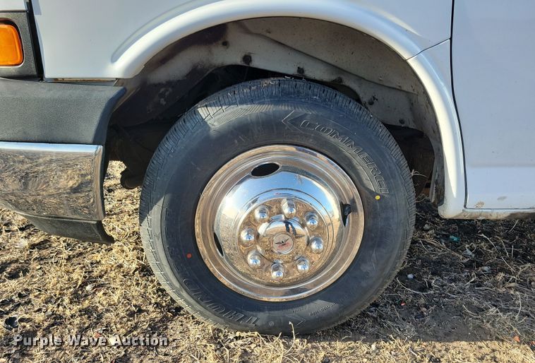 image for item NB9980 2009 Chevrolet Express 4500 shuttle bus