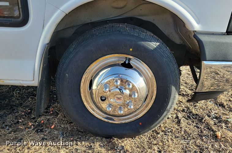 image for item NB9980 2009 Chevrolet Express 4500 shuttle bus