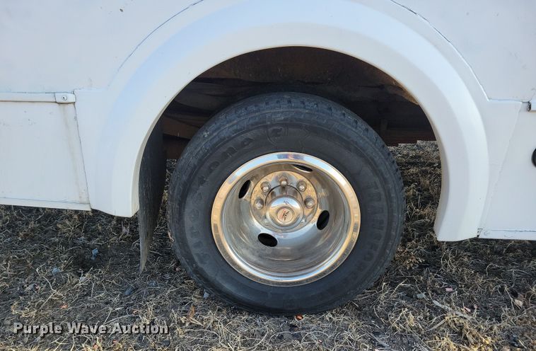 image for item NB9980 2009 Chevrolet Express 4500 shuttle bus