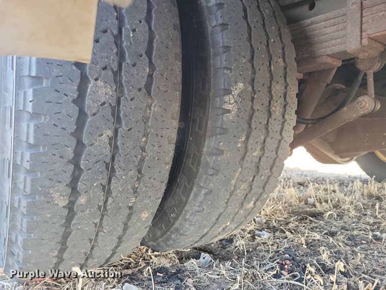 image for item NB9980 2009 Chevrolet Express 4500 shuttle bus