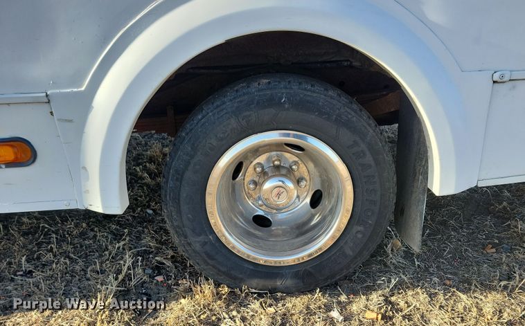 image for item NB9980 2009 Chevrolet Express 4500 shuttle bus