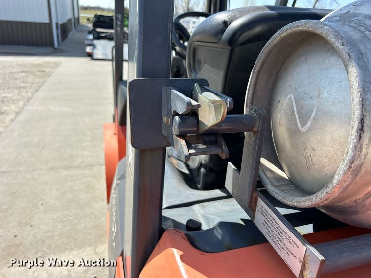 image for item ND9412 2004 Toyota 7FGU20 forklift